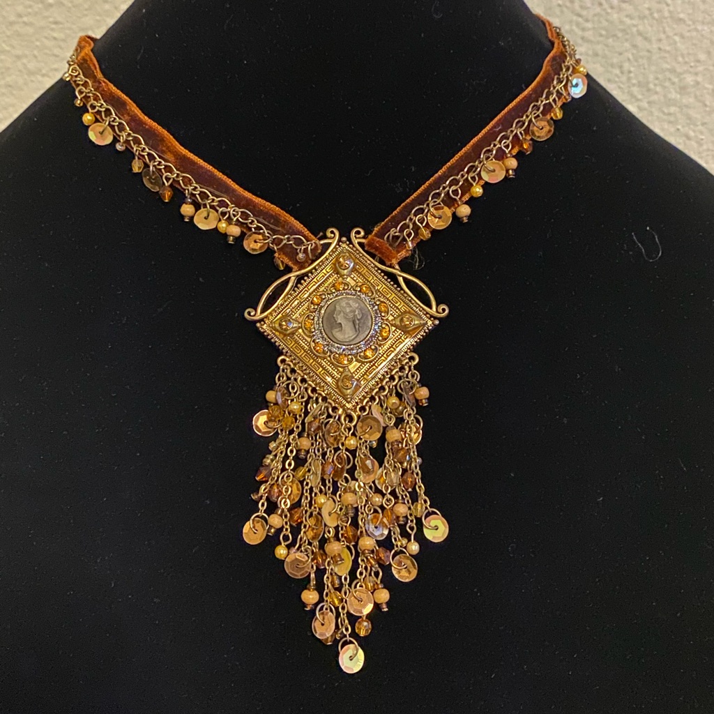 Vclm Victorian Style Necklace Camel Color Beauty